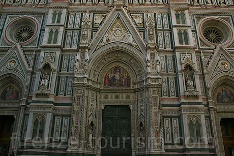 A Santa Maria Del Fiore Templom Bejarata Firenzeben