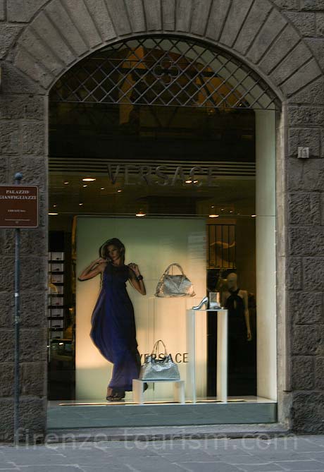 A Versace Divathaz Firenzeben